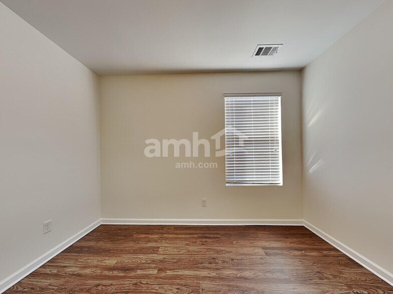 Building Photo - 202 Dogwood Cir