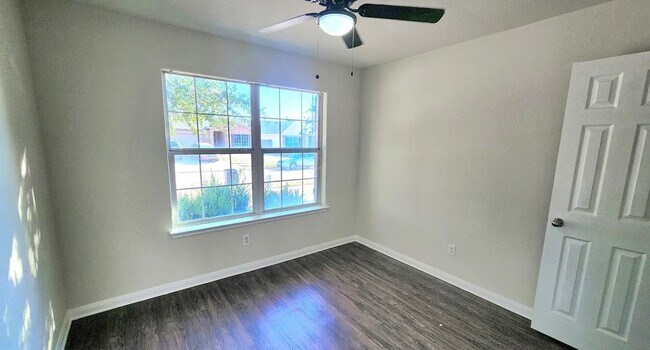 Building Photo - 712 Lazy Crest Dr