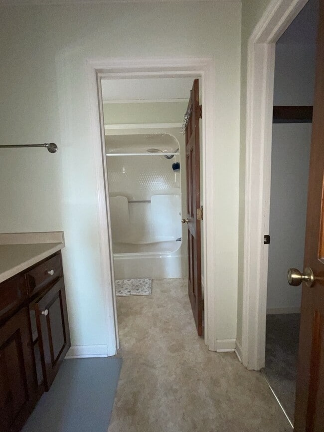 Building Photo - 3 Bedroom 2 Bathroom