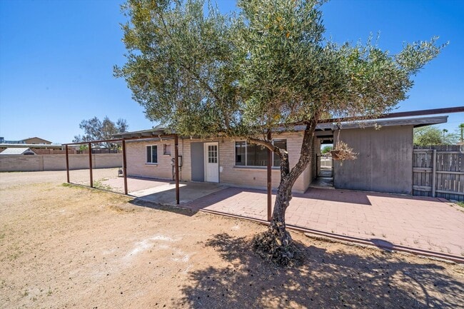 Building Photo - Eastside Spacious home