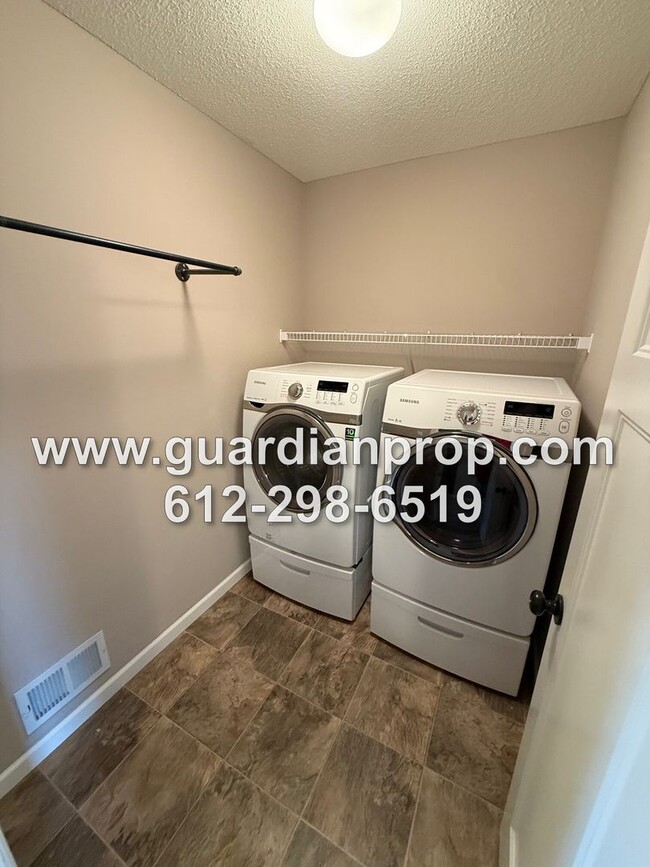 Building Photo - Luxury Townhouse Available Now, Lower Family Room w/Walkout, Balcony, 4 Baths, Large Primary