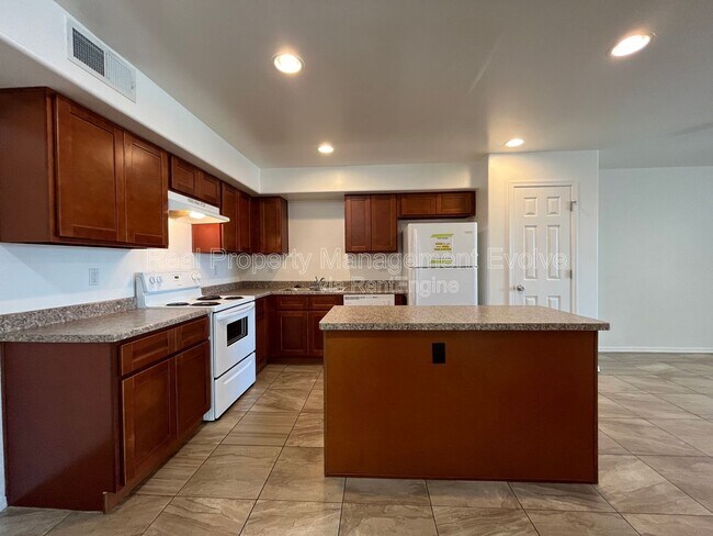 Building Photo - 10402 N 9th Ave