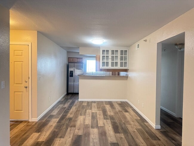 Building Photo - Remodeled Ground Floor 2 Bed Condo Ready for Move In