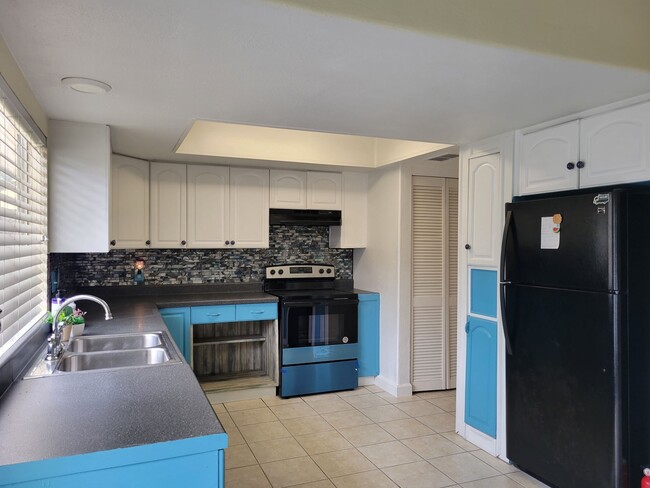 Building Photo - 10813 Sandpiper Dr