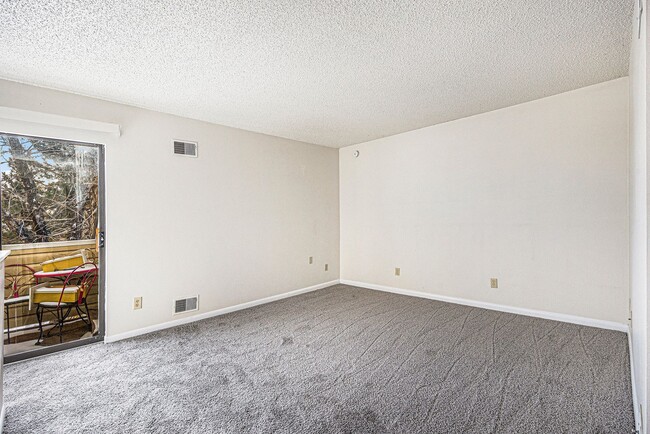 Building Photo - 2 Bedroom 2 Bathroom Townhome in Central A...