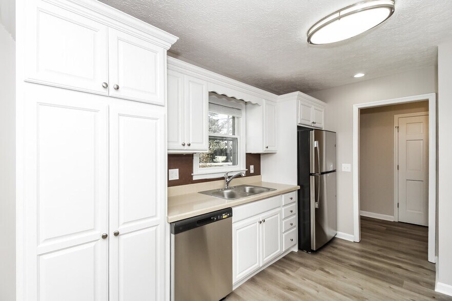 Building Photo - 35 Pine Grove Rd