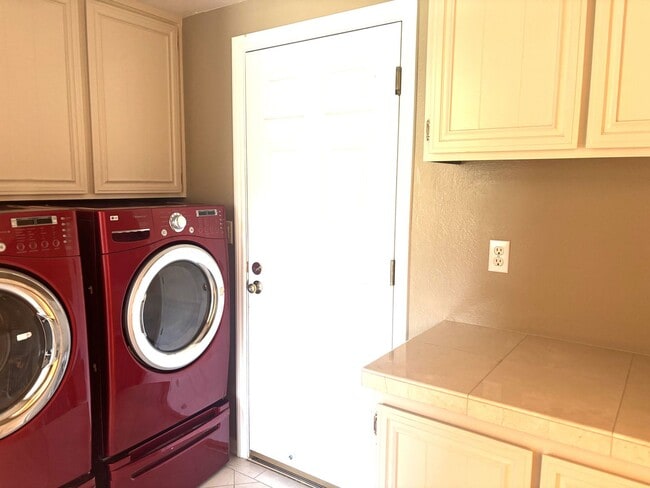 Building Photo - Stunning 4-Bedroom Home on Golf Course wit...