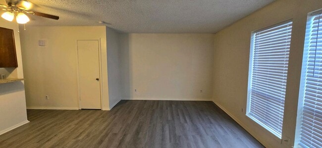 Building Photo - Coming Soon! 2 Bed / 1.5 Bath Townhome in ...