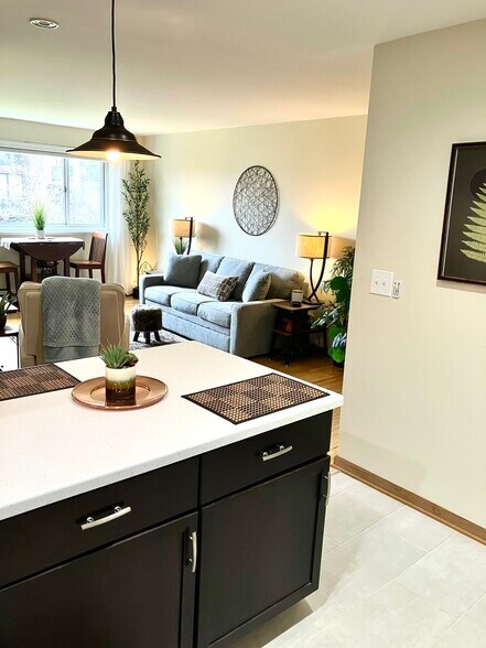 Building Photo - 515 W Wrightwood Ave