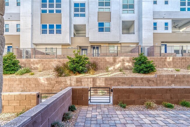 Building Photo - 643 Grey Saker St