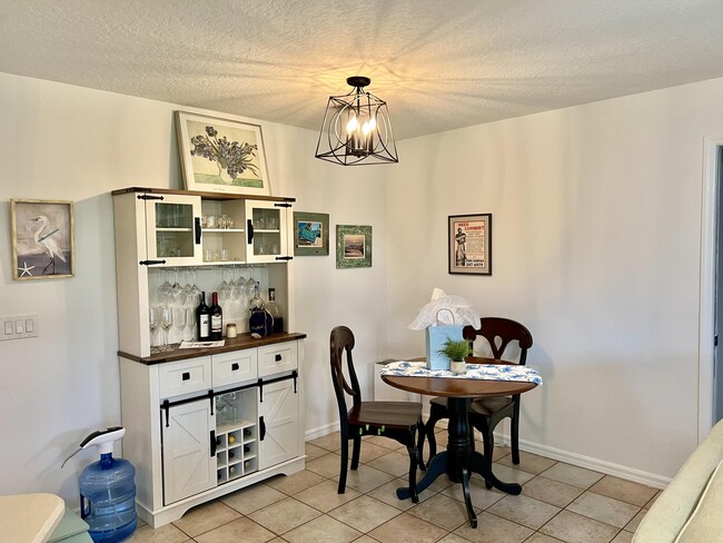 Building Photo - 410 Rio Casa Dr S