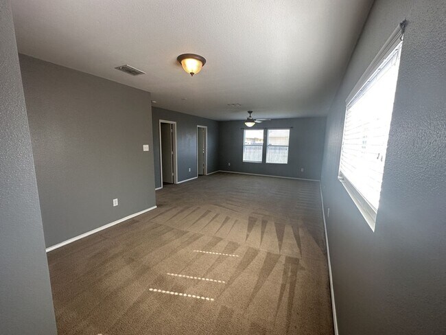 Building Photo - Great Floor Plan ~ Great Location ~ Lots o...