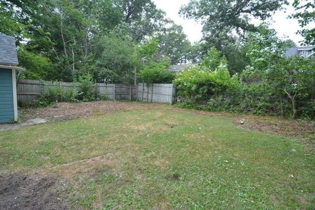 Building Photo - Beautiful 4 Bedroom With Modern and Unique...