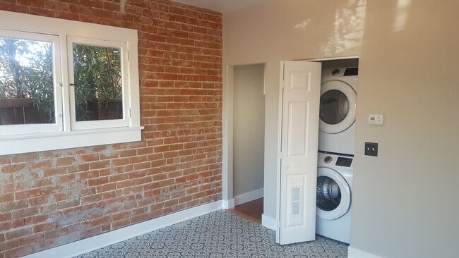 Building Photo - Stylish Single Bedroom, Fully Remodeled in Desirable Area!!