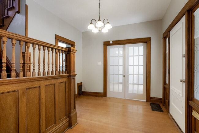 Building Photo - Charming 4 Bed, 2 Bath Town Home in Prime ...