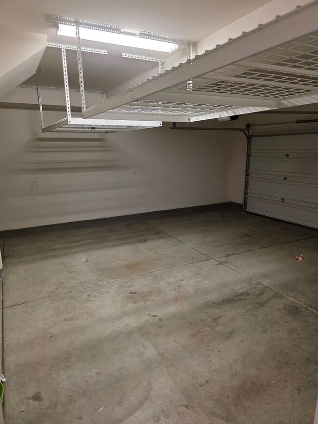 Building Photo - Gorgeous 3 Bedroom Townhome in Paseo del S...