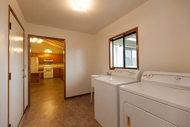 Building Photo - LOVELY 3BD 2.5BA HOME in KURTISTOWN