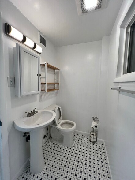 Building Photo - 706 S Greenthorn Ave