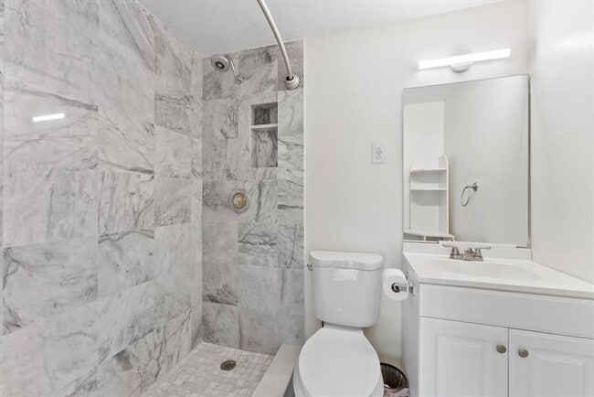 Building Photo - 1041 Hillsboro Mile