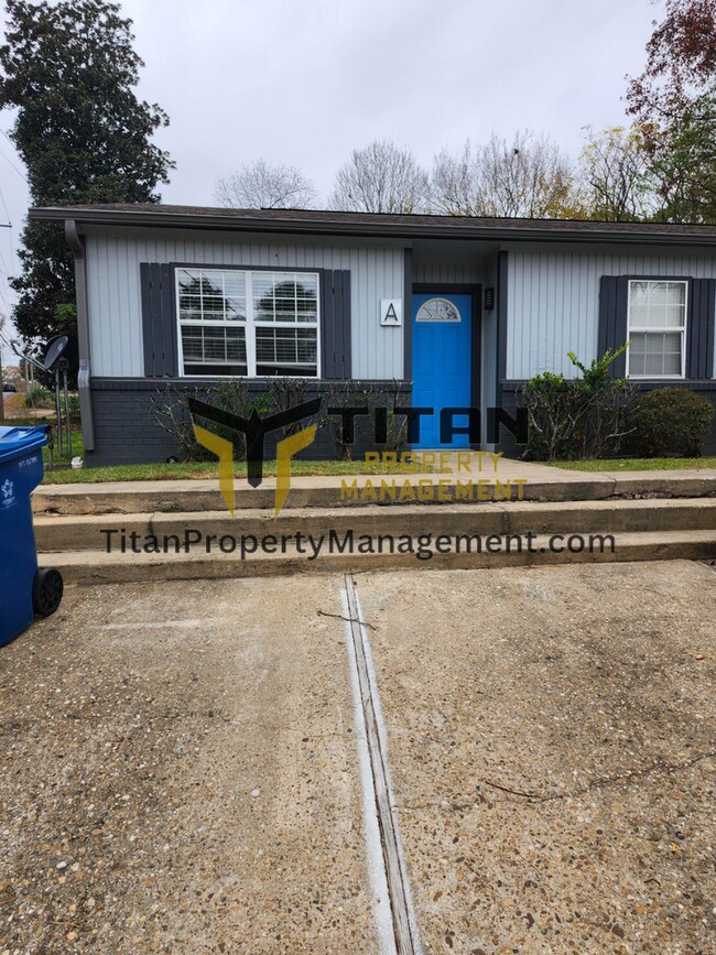 Building Photo - 2bed/2bath End-Unit Apartment with Fenced Yard