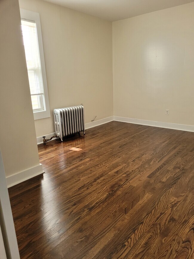 master bedroom - 402 E 18th St