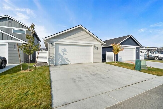 Building Photo - Single-Level Serenity: Your 3 Bedroom, 2 Bath Dream Home Awaits