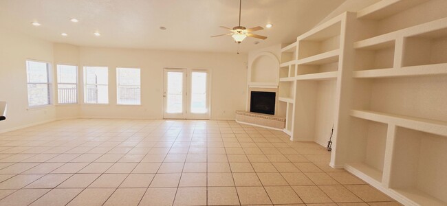 Building Photo - Stunning 4 bedroom, 2.5 bath home in West ...