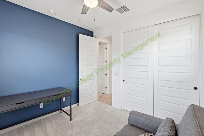 Building Photo - Fully-Furnished End Unit Gilbert Home in Warner Meadow Community