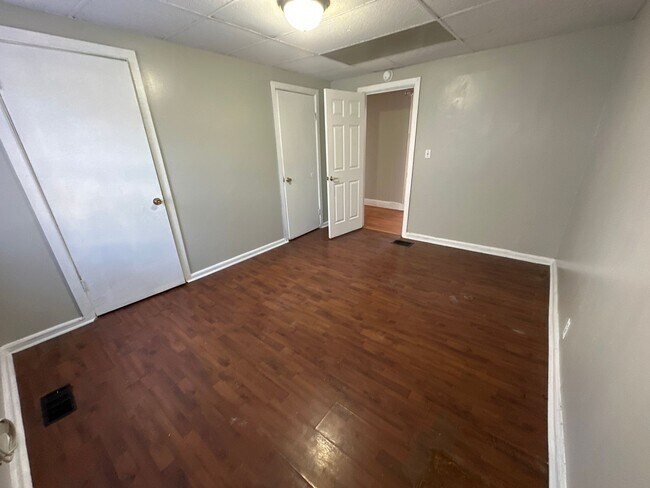 Building Photo - 710 W Kilgore Ave