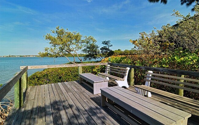 Building Photo - 1601 Bayhouse Point Dr