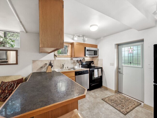 Building Photo - Super Sweet, Partially Furnished, Centrall...