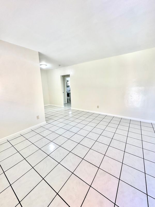 Building Photo - 15002 NE 11th Ct