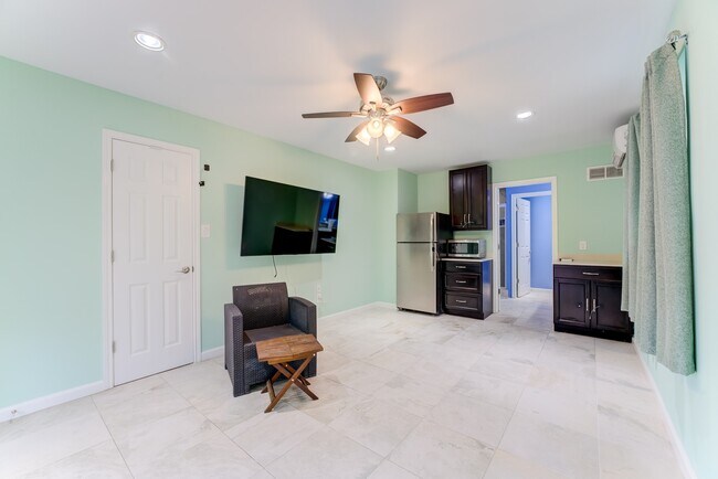 Building Photo - 7906 Del Monte Dr