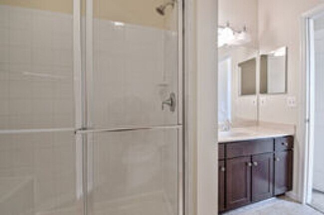 Building Photo - Spacious and Modern 2BR/2BA Condo in Norbe...