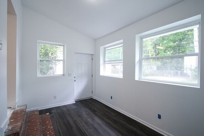 Building Photo - Spacious 4 Bedroom, 2.5 Bath Home in Savan...