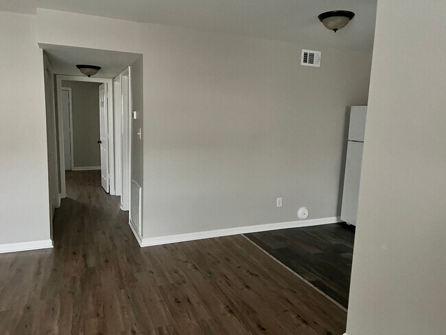 Building Photo - Two bedroom, 1.5 bath condo in High Point--Oakmont Condominiums