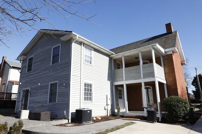 Building Photo - Gorgeous 2 story home in the historic Poin...