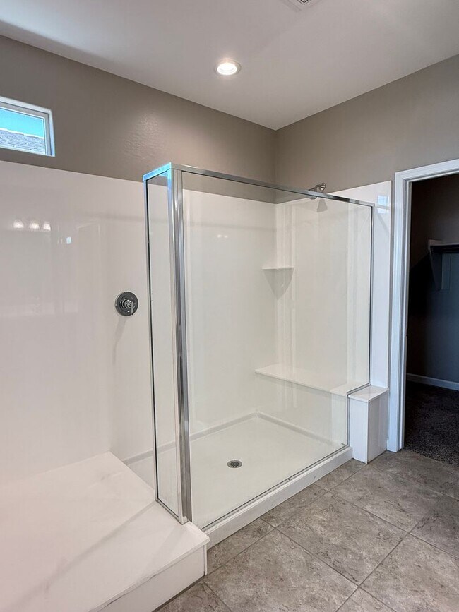 Building Photo - Beautiful Newer 4 Bedroom 3 Bathroom Anthem at Merrill Ranch Home!