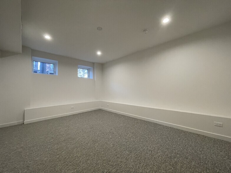 Building Photo - 822 N Winchester Ave