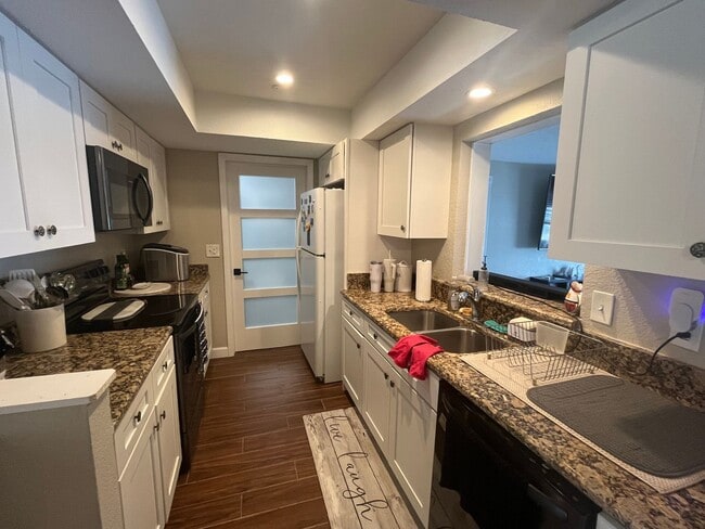 Building Photo - 5119 Ferncrest Dr