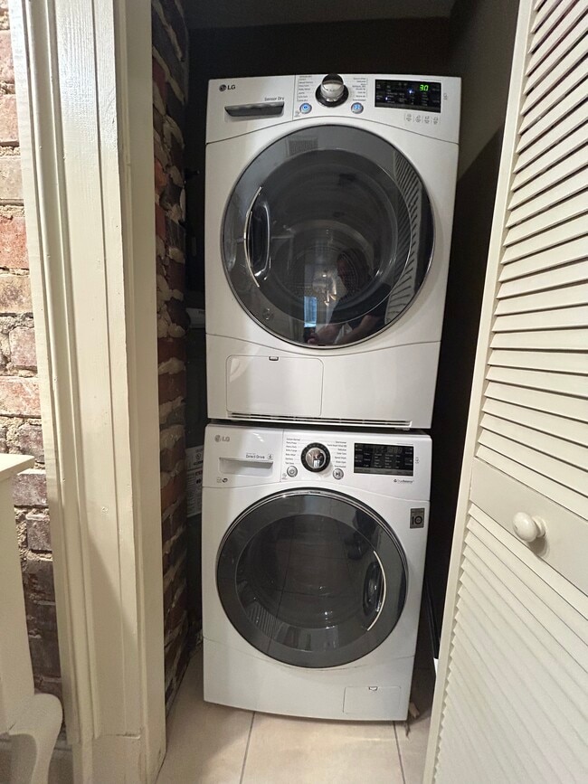 Building Photo - 635 Myrtle St NE