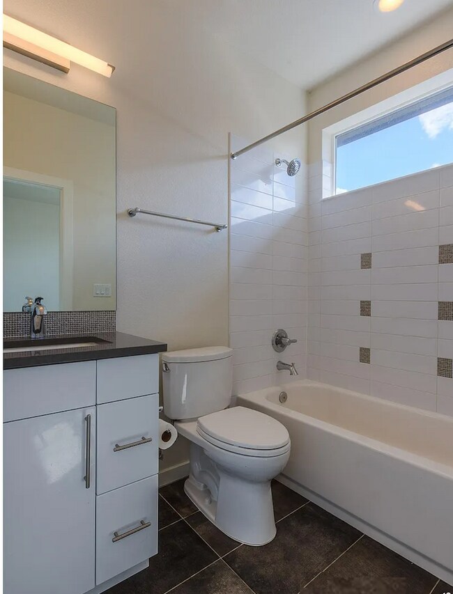 Building Photo - Modern Townhouse in Can't Beat Location - Available 8/1
