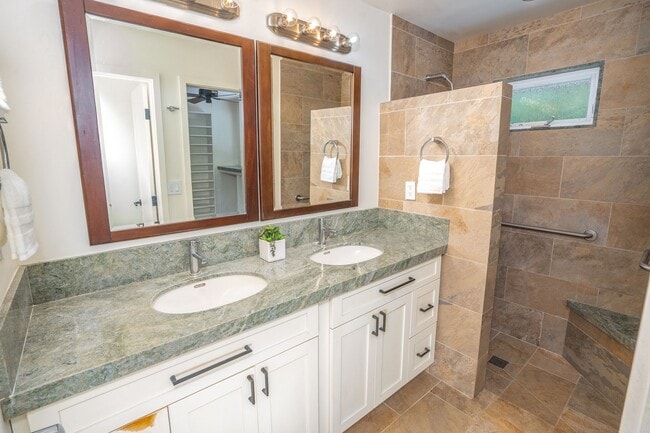 Building Photo - Beautiful Custom Built Home in Wailuku Heights, 2 Bed/3 Bath with Flex Room, Magnificent Ocean/Mo...