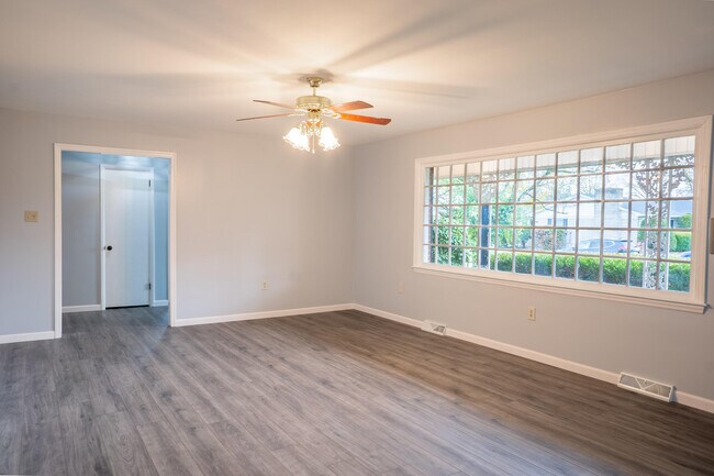 Building Photo - 400 Midland Dr