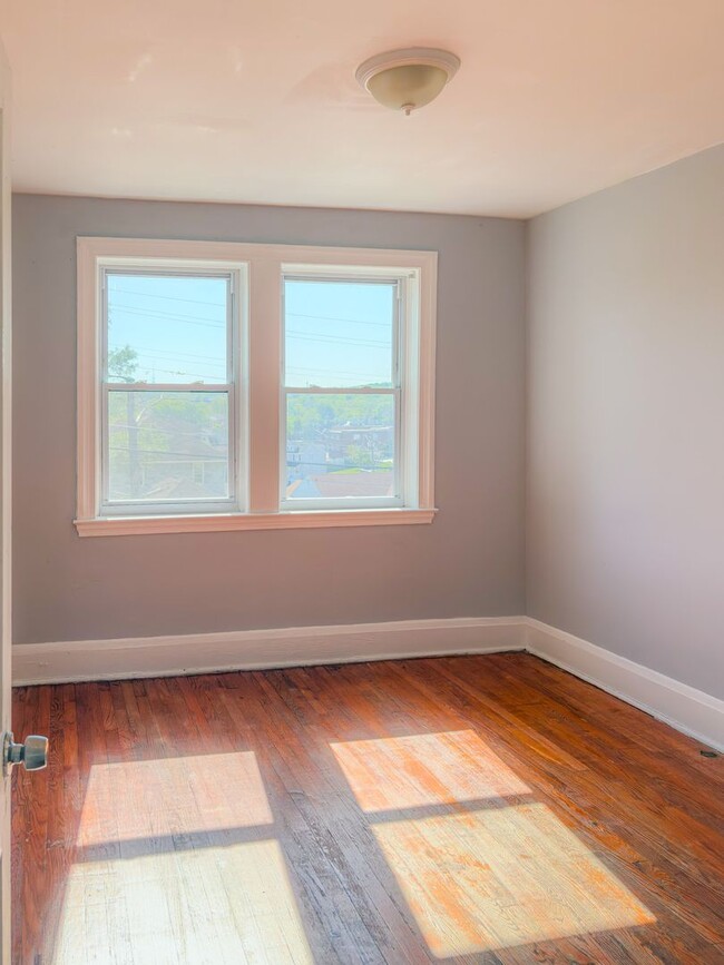 Building Photo - 922 Calwell Rd