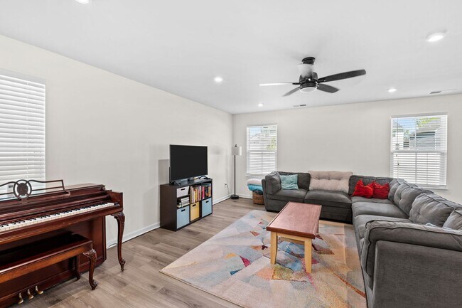 Building Photo - Beautiful 4-Bedroom Home with Fenced Backyard & Open Floor Plan!