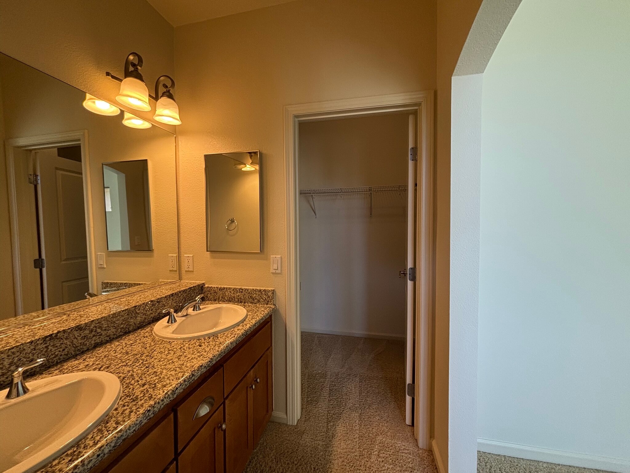 double vanity/walk in closet - 180 Oberg Ct