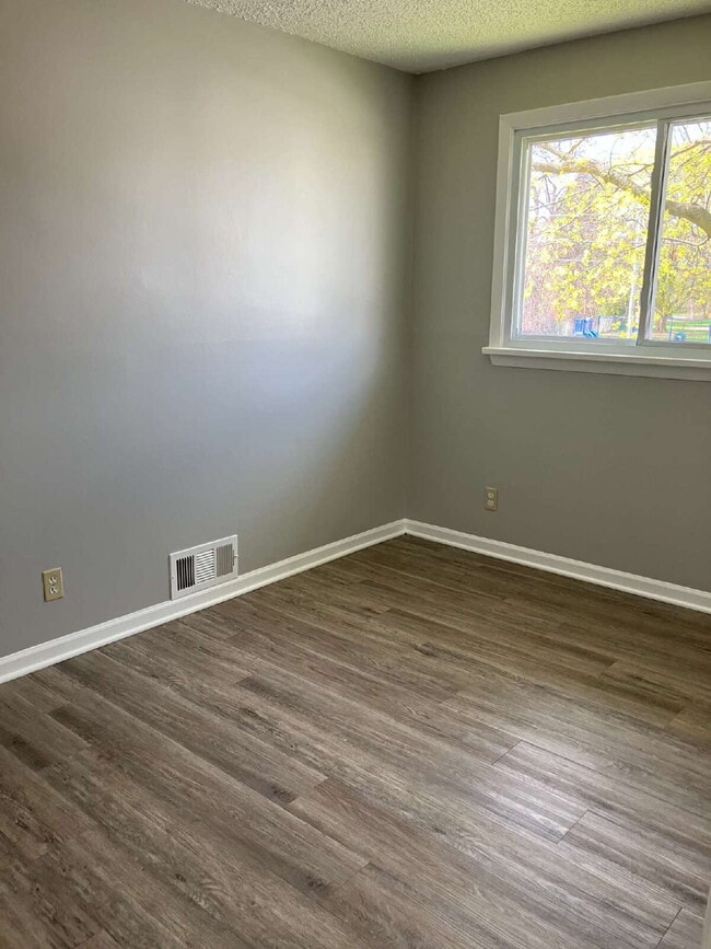 Building Photo - Available May 1!  Spacious 3 BR, 1.5 Bath in East Rochester