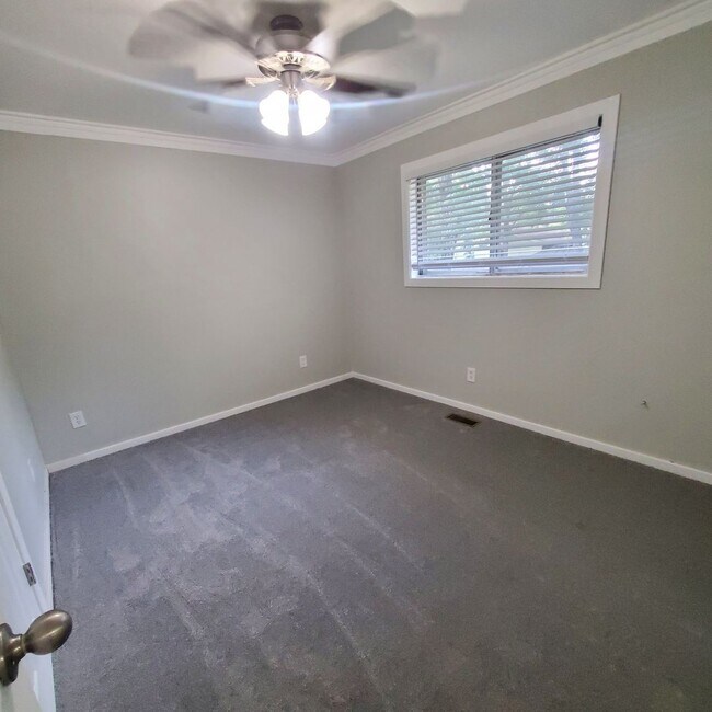 Building Photo - 702 Wildwood Ave