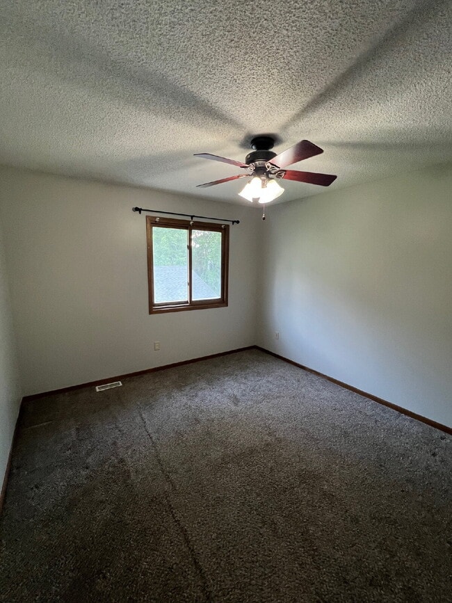 Building Photo - Recently Renovated 2Br / 1.5Ba Home with D...